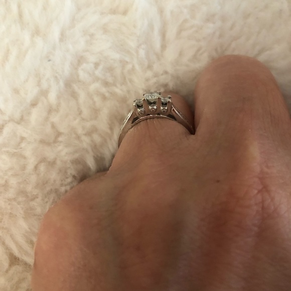 🌺TODAY ONLY 🌺Beautiful Diamond ring set in 14k white gold Size 7 - Picture 6 of 6